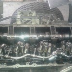 Двигатель Cursor 13 со снятой клапанной крышкой и осью коромысел